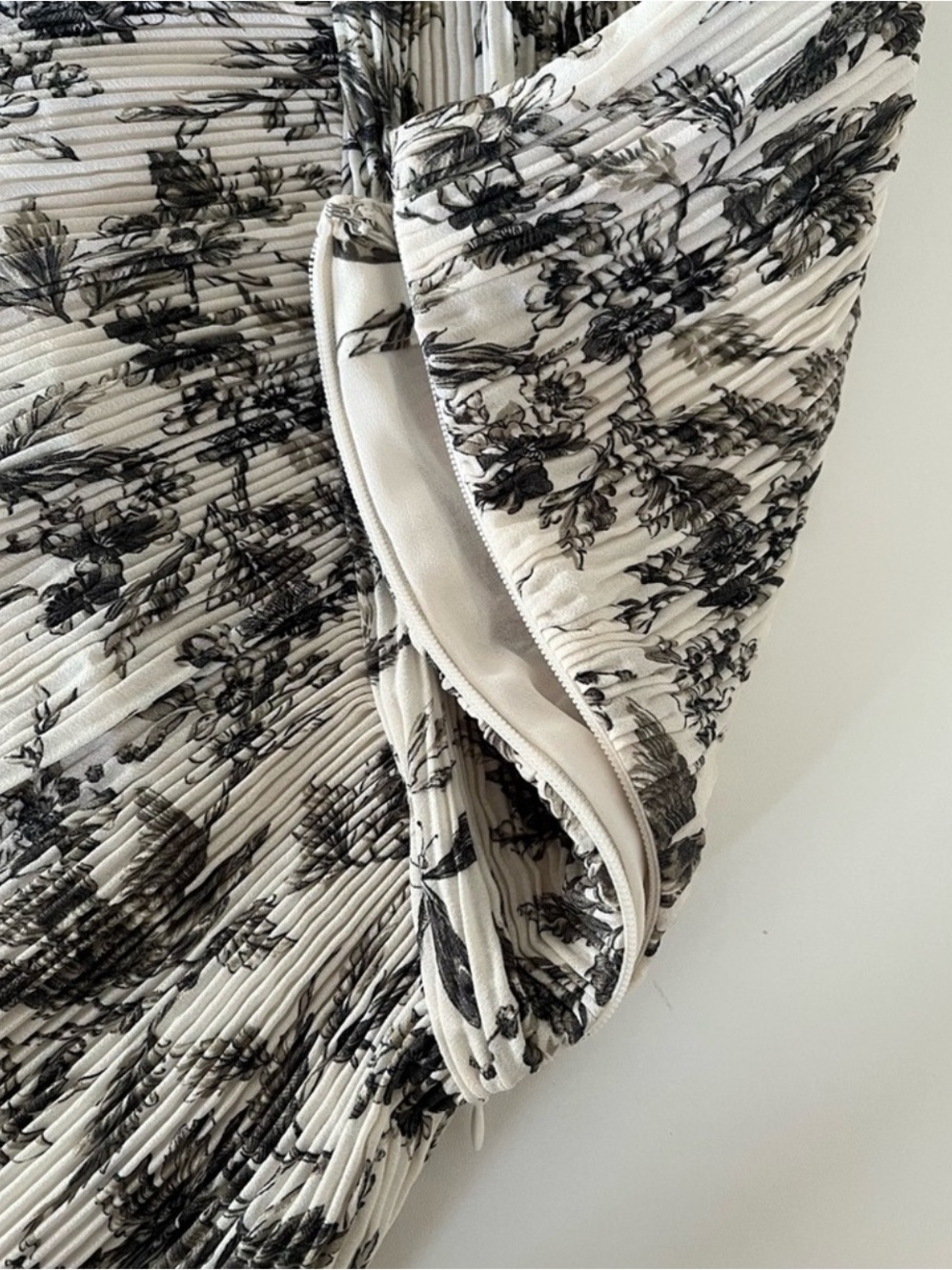 Express Charcoal Black And White Floral Pleated Ruched A-Line Flowy Mini Skirt - Picture 3 of 5